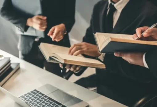 Prawnik a adwokat – czym się różnią i jakie mają kompetencje?