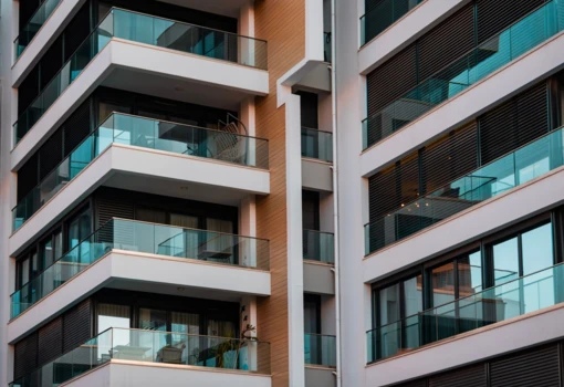 Koniec z podglądaniem sąsiada przez balkon. Nowe przepisy budowlane wymuszą rewolucję w blokach