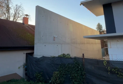 6-metrowy mur 70 cm przed oknami domu. Czy prawo pozwala deweloperom na wszystko?